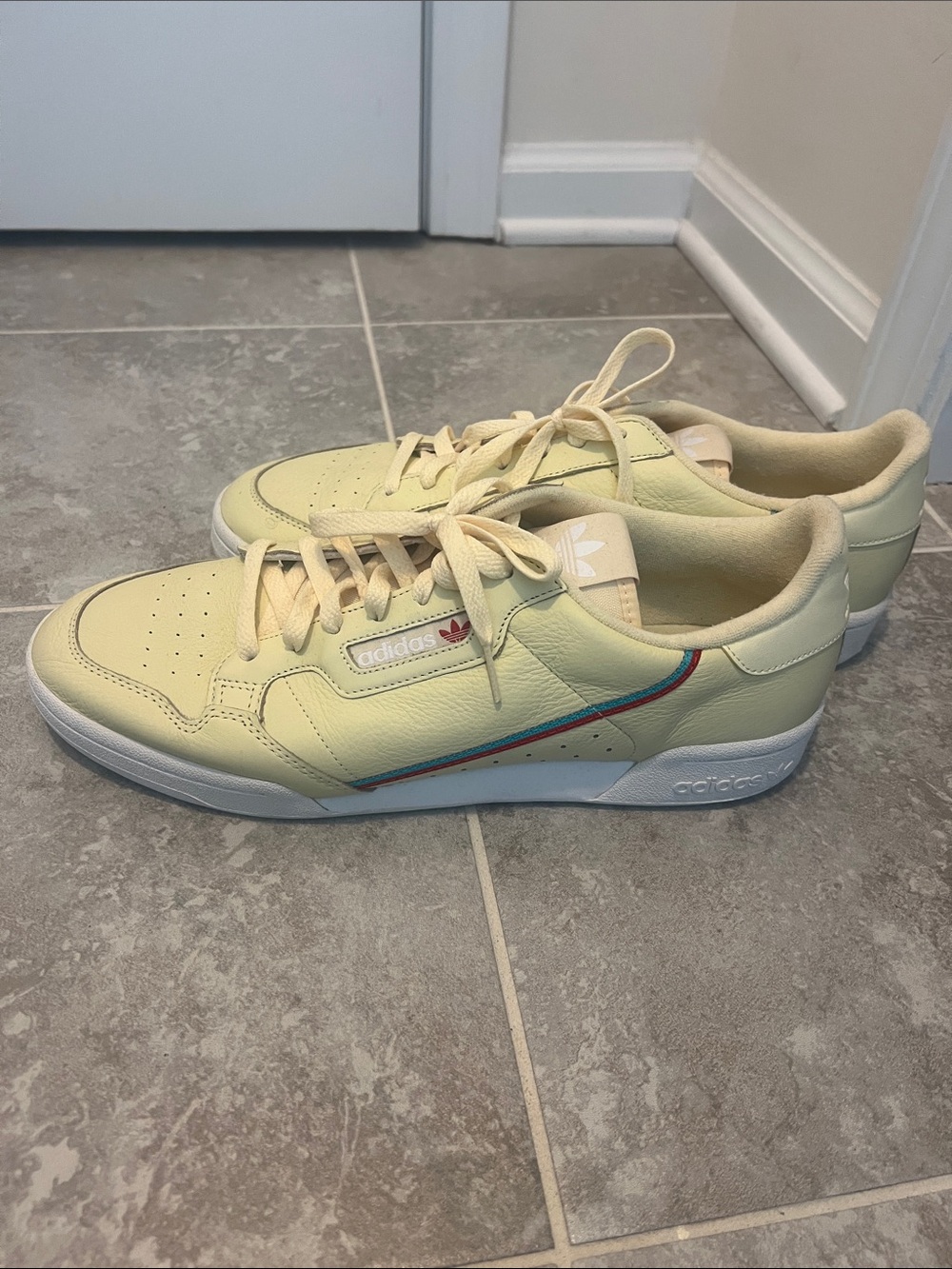 adidas Men's Low-Top Sneakers in Pale Yellow with Red & Blue Stripe